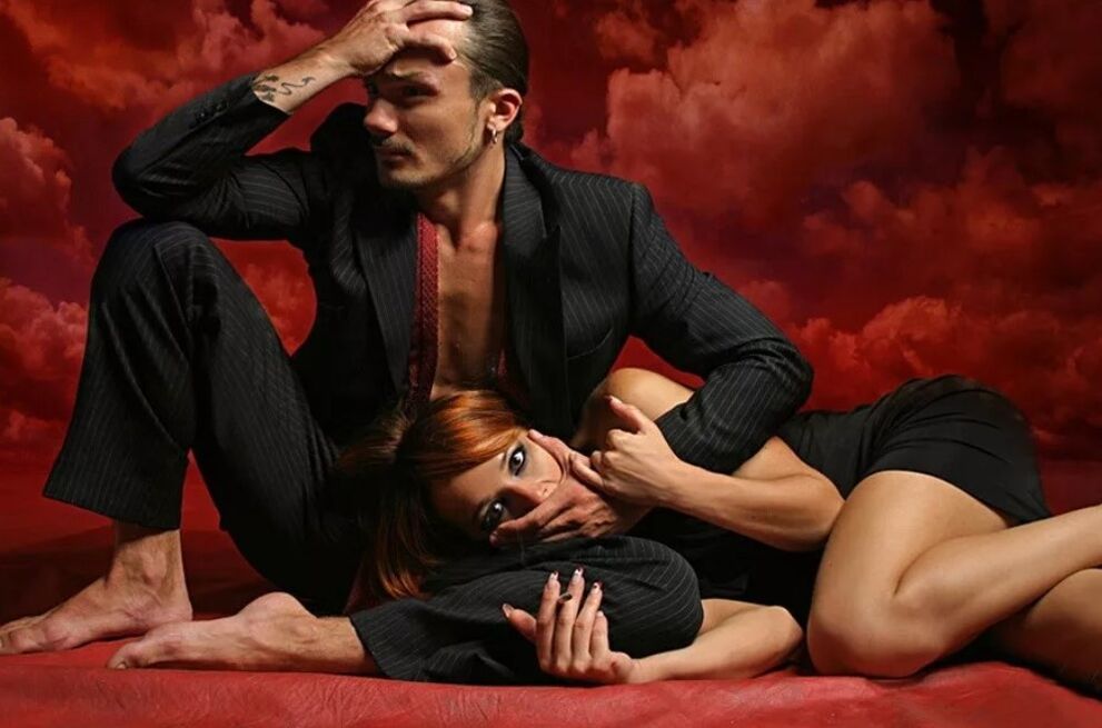 Μια γυναίκα προσπαθεί να πείσει έναν άντρα να κάνει μασάζ στο σημείο G